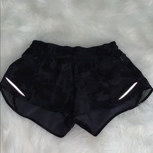 LULULEMON INCOGNITO BLACK CAMO HOTTY HOT SHORTS